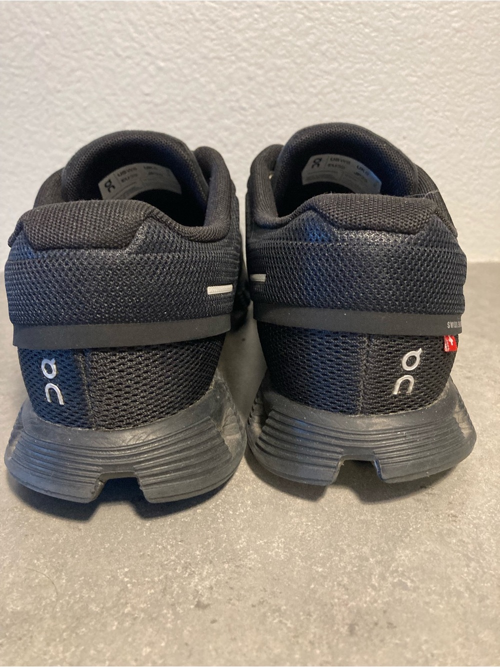 On Like New Running Shoes - Picture 3 of 11